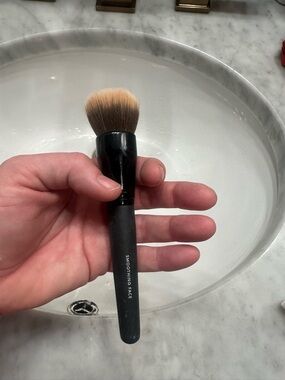 Bare Minerals Smoothing Face Makeup Brush - Black Handle, Beige Bristles